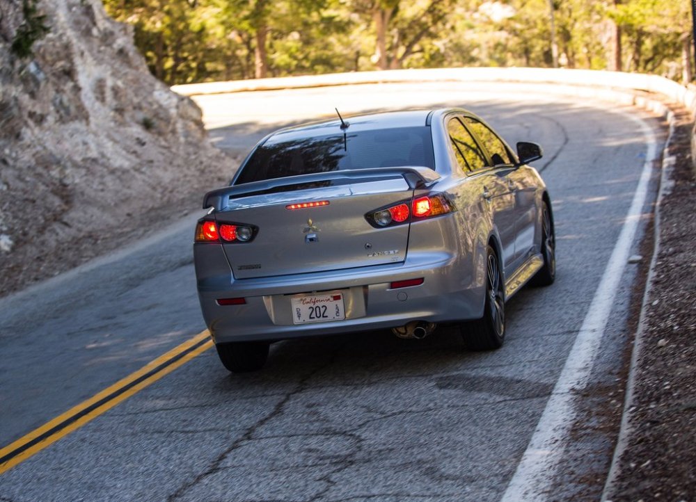 Mitsubishi-Lancer_GT_2016_1024x768_wallpaper_11