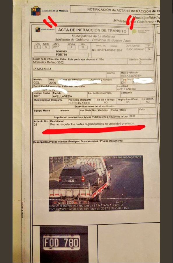 multado-exceso-velocidad-coche-sobre-grua