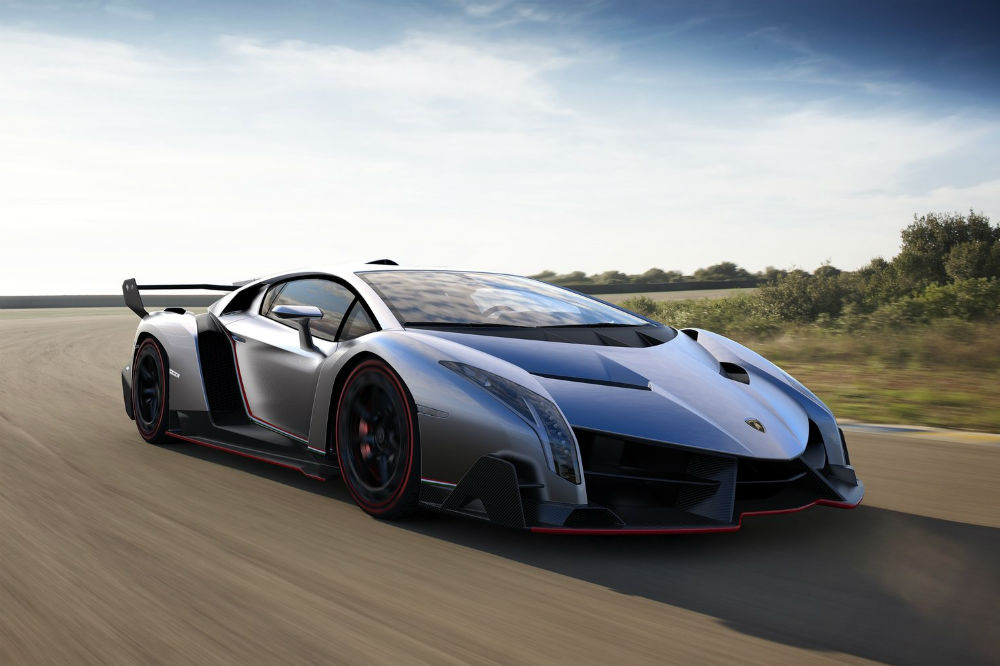 Lamborghini Egoista vs Veneno