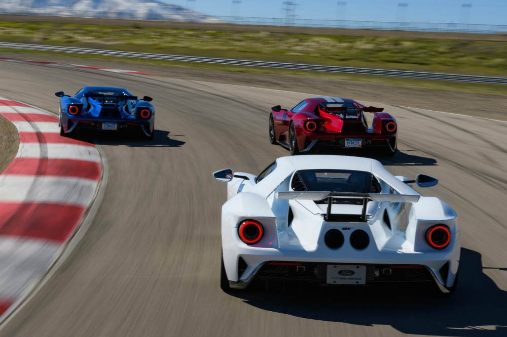 coches de calle con aerodinámica de competición