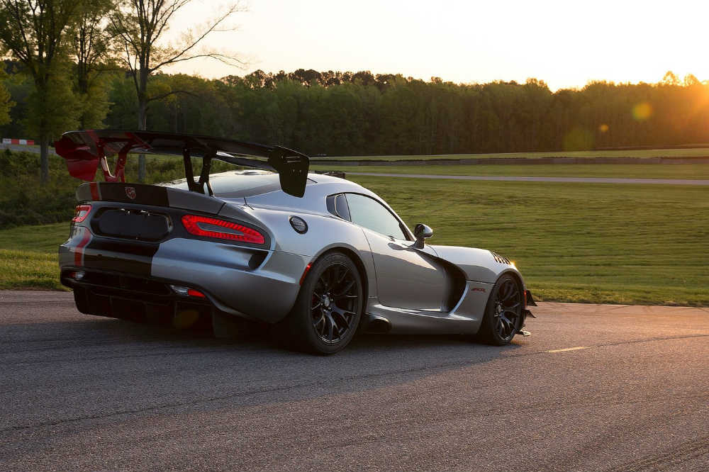 coches de calle con aerodinámica de competición
