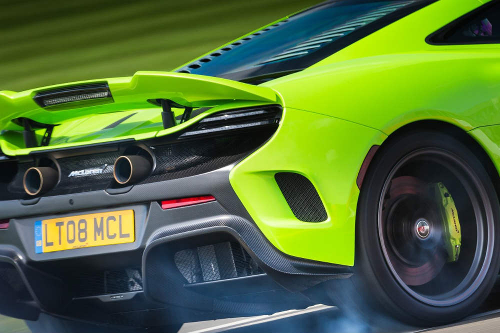 coches de calle con aerodinámica de competición