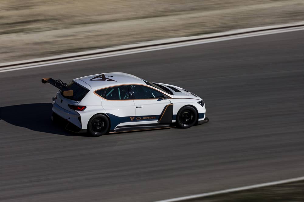 Jordi Gené prueba el Cupra e-Racer en Castellolí