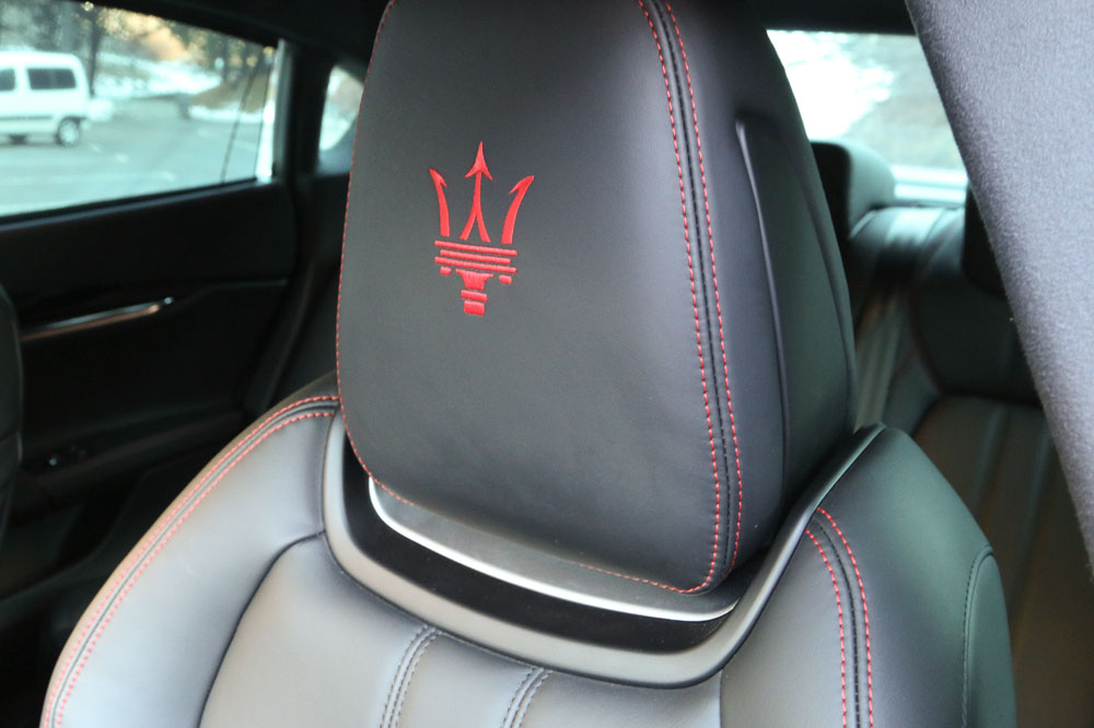 Maserati Quattroporte tridente reposacabezas