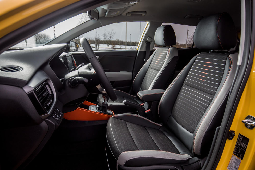 interior y asientos del KIA Stonic 1.6 CRDi Drive