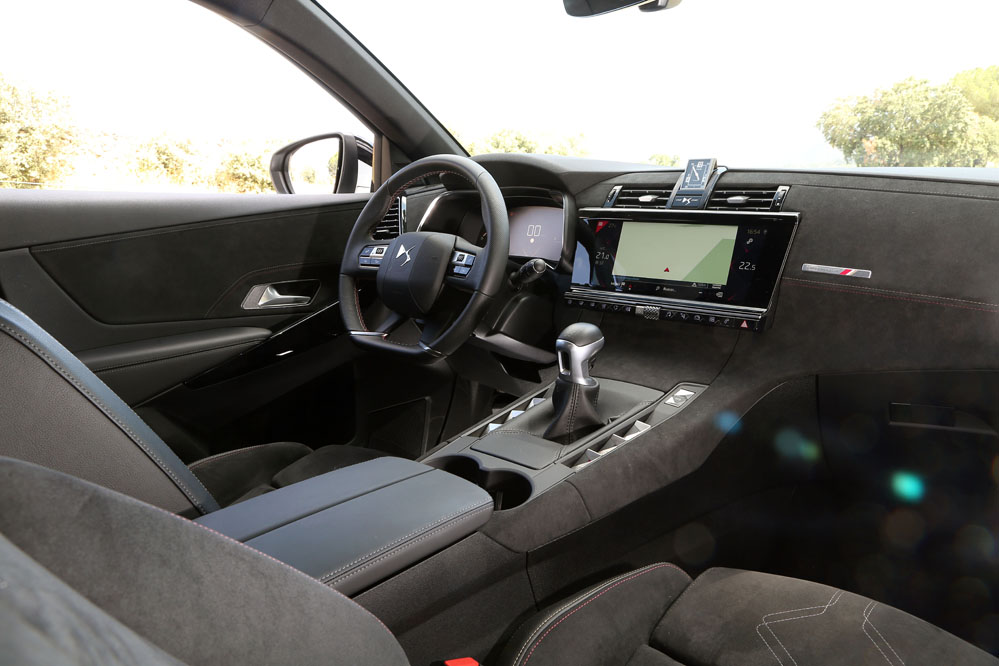 interior DS 7 Crossback Performance Line 130 HDI interior DS 7 Crossback Performance Line 130 HDI