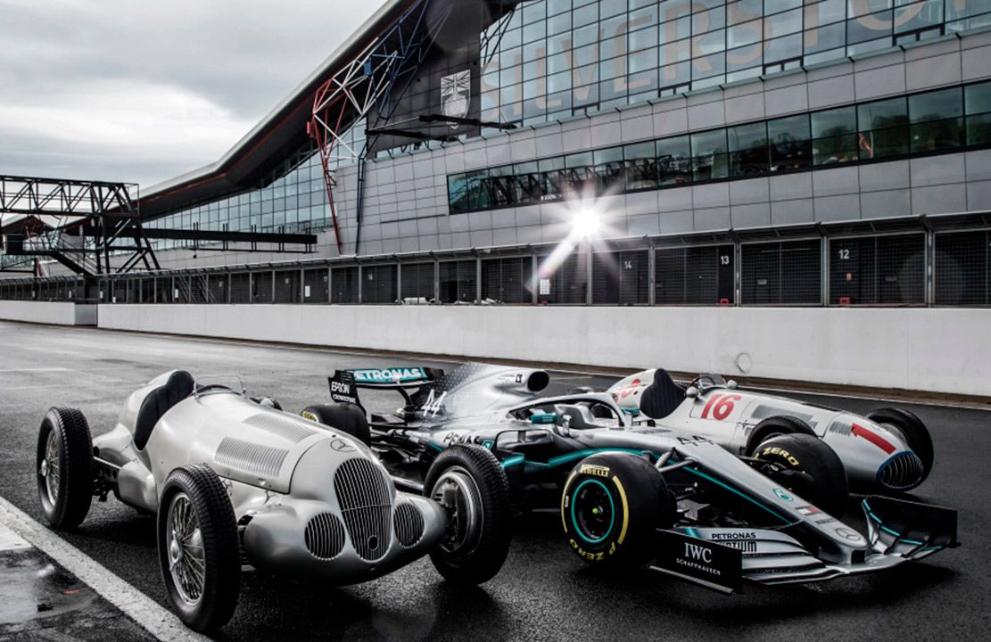 El porqué de la pintura plateada en los coches de competición de Mercedes