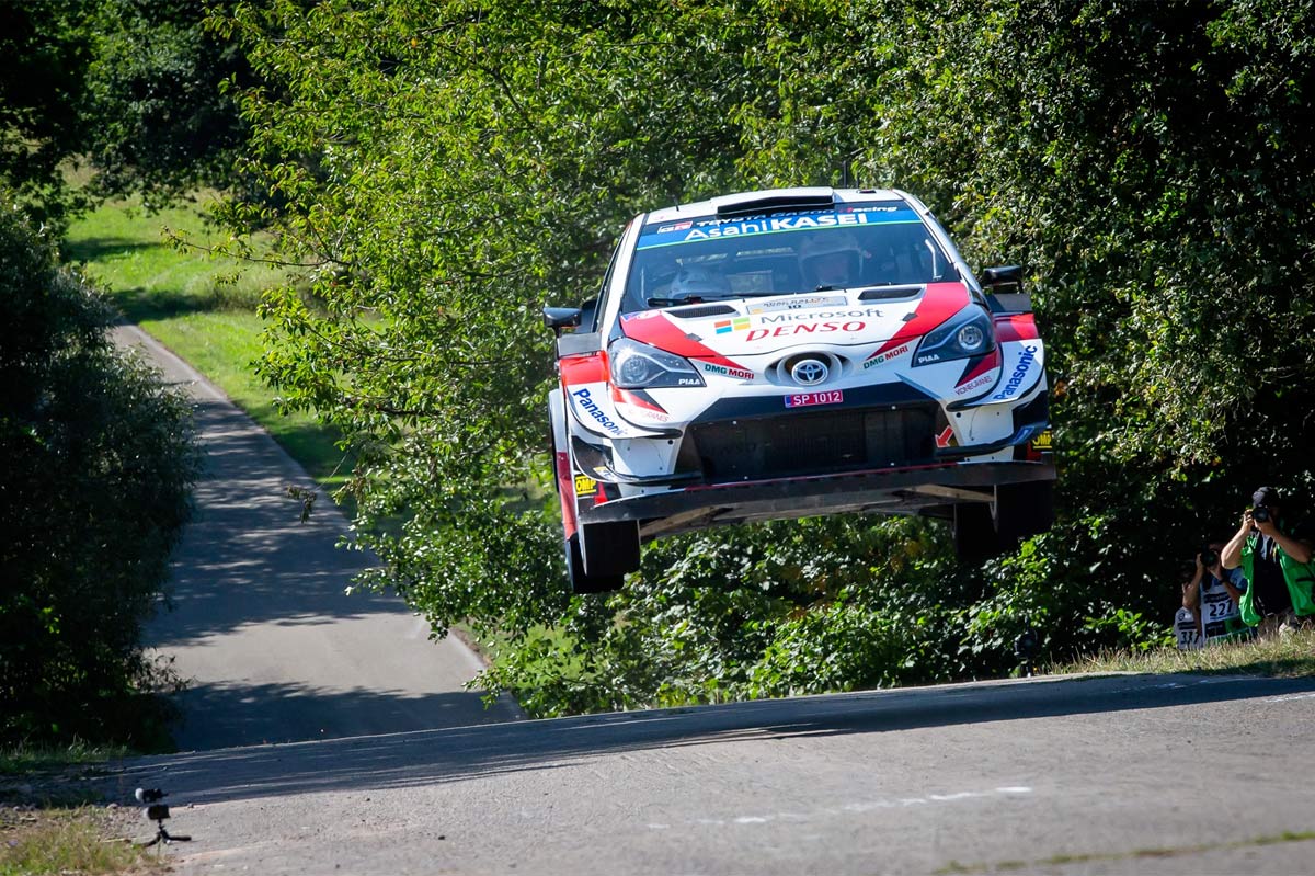 Toyota Yaris saltando en el Rallye de Alemania 2019