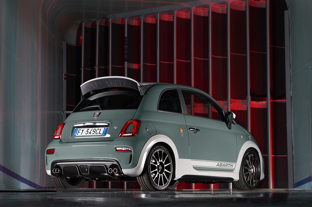 Abarth 695 70 Anniversary trasera