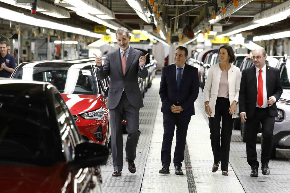 Rey Felipe VI prueba el Opel Corsa eléctrico