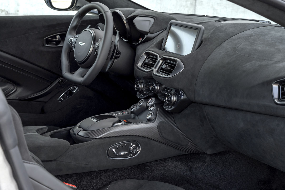 Interior del Aston Martin Vantage V8 revestido en Alcantara