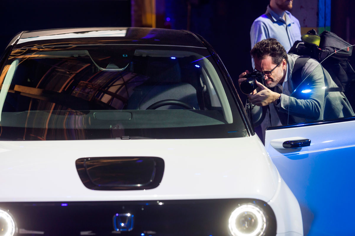 Fotógrafo haciendo una foto al Honda e 2020 de producción