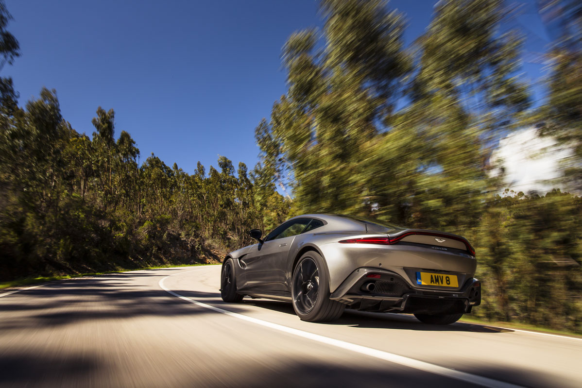 Foto trasera de la prueba del Aston Martin Vantage V8