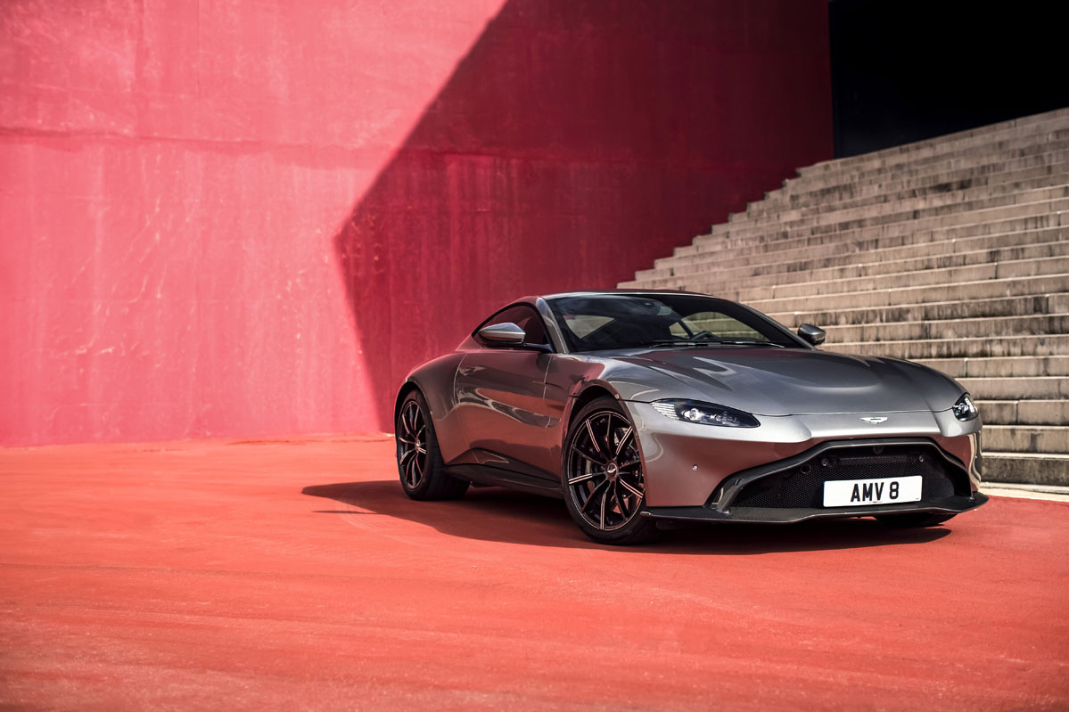 foto delantera del Aston Martin Vantage V8