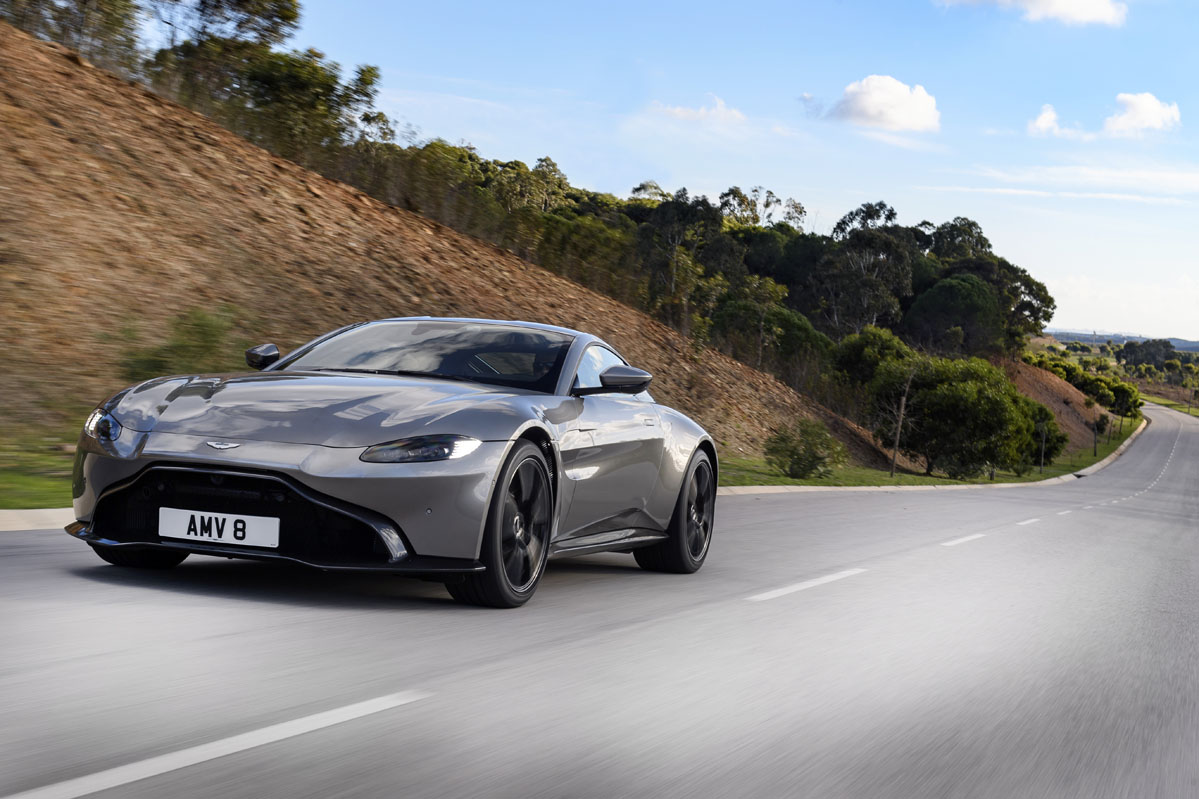 Foto frontal de la prueba del Aston Martin Vantage V8