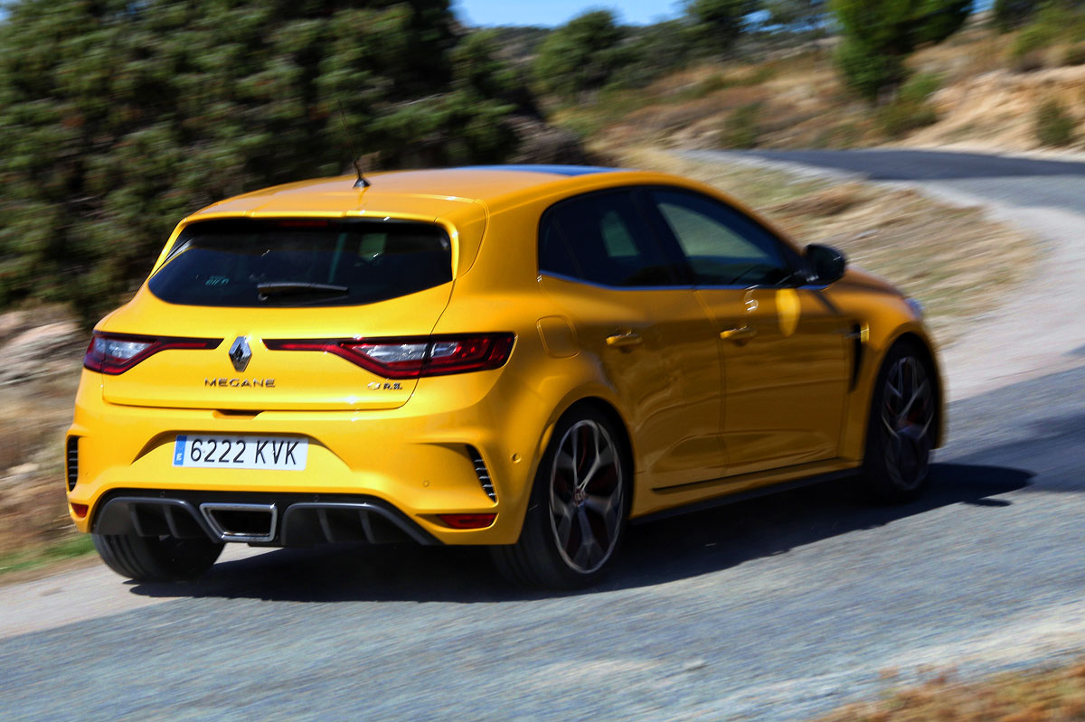 prueba prueba del Renault Mégane R.S. Trophy tomando una curva a alta velocidad