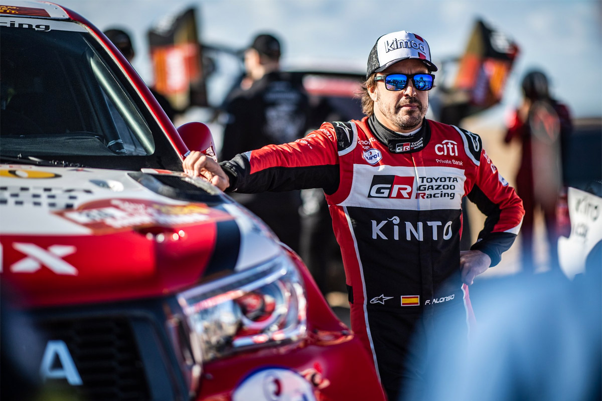 Fernando Alonso junto a su Toyota Hilux en en la 3ª etapa Dakar 2020