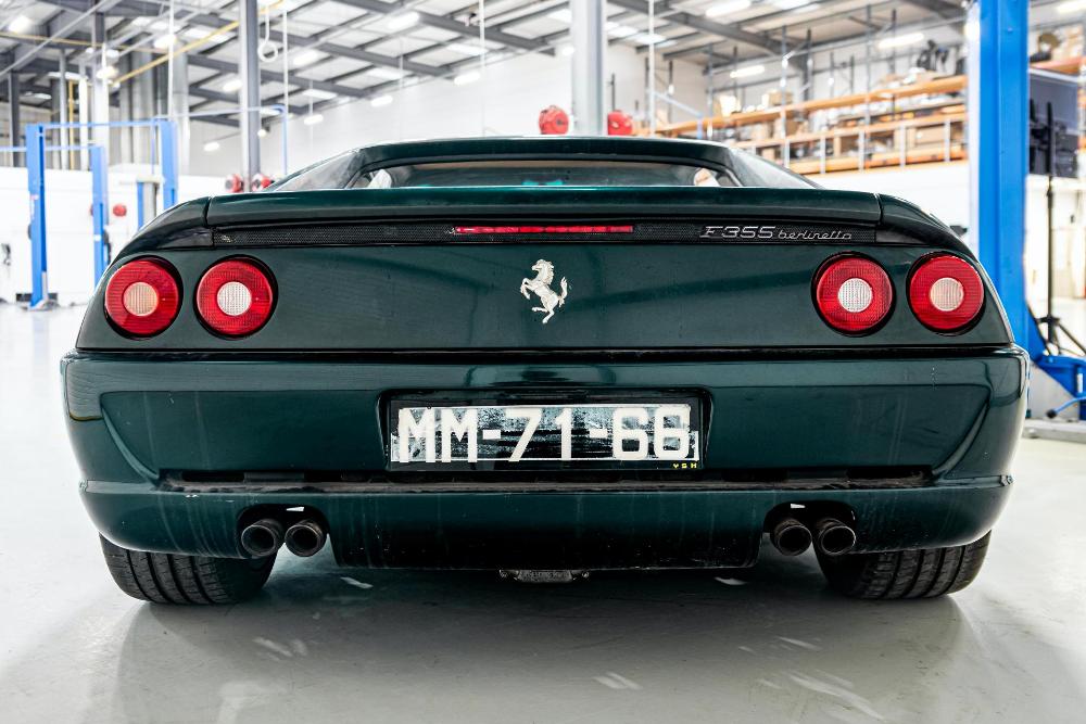 Ferrari F355 1995 abandonado