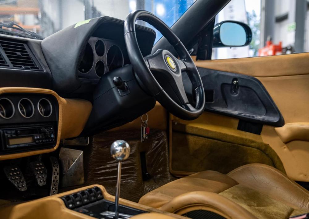 Ferrari F355 1995 abandonado