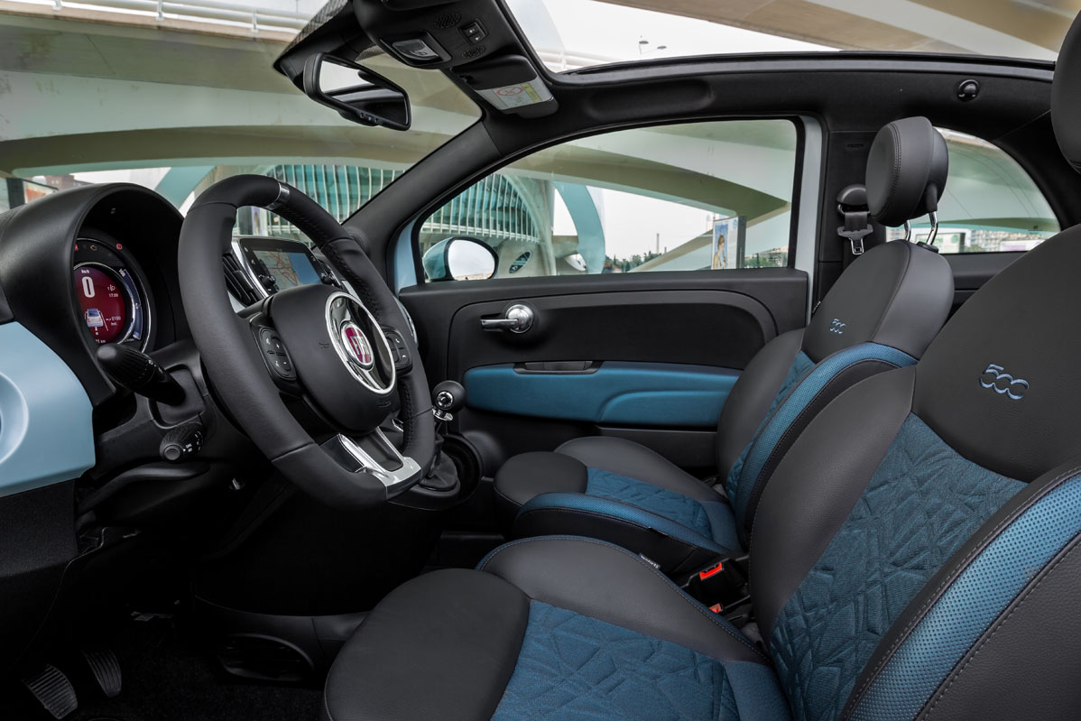 Interior del Fiat 500 Hybrid Launch Edition