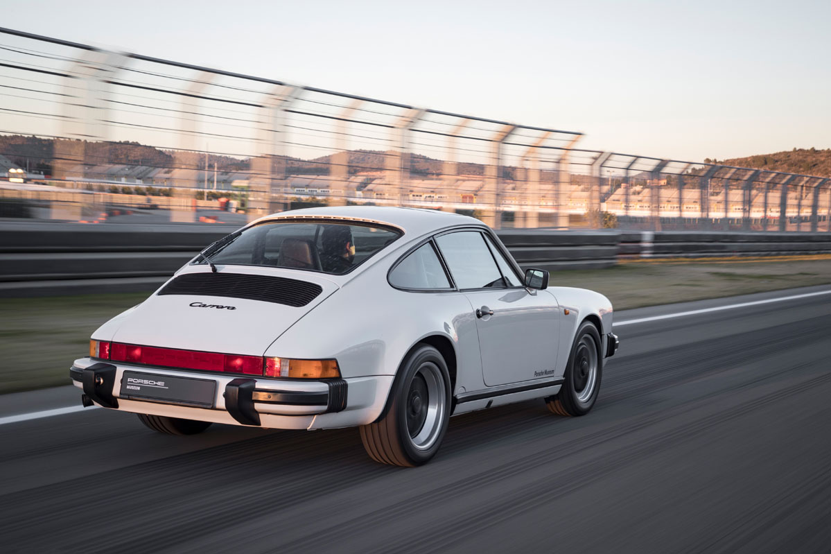 Imagen dinámica trasera del Porsche 911 G 3.2 en blanco