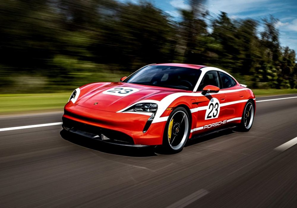Porsche Taycan traje clásico carreras