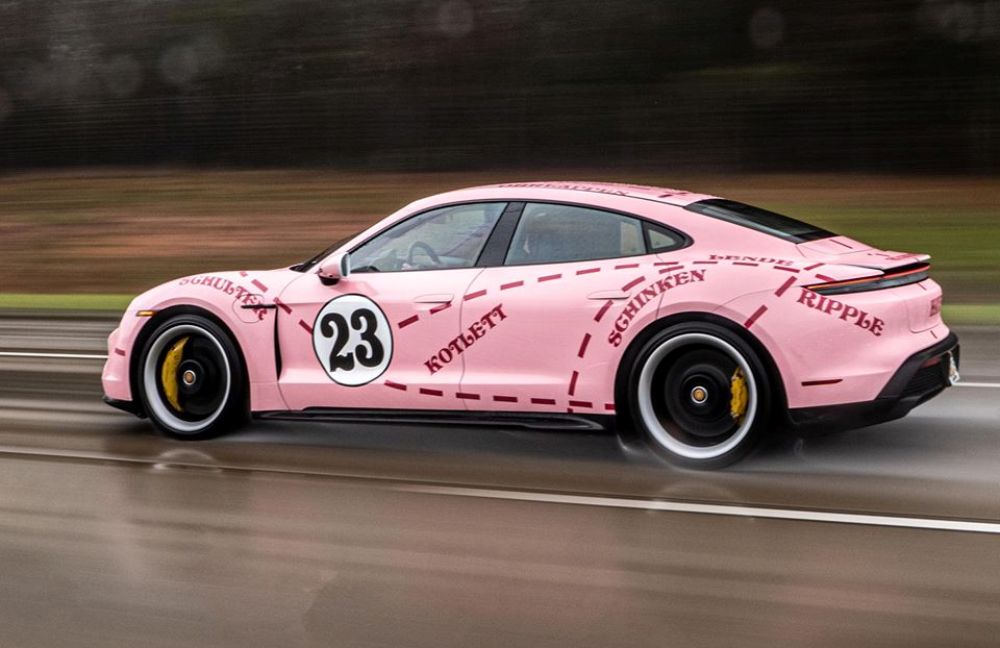 Porsche Taycan traje clásico carreras