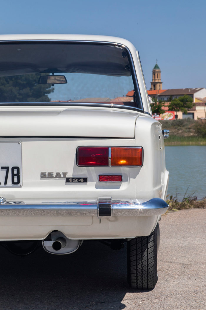 trasera del SEAT 124