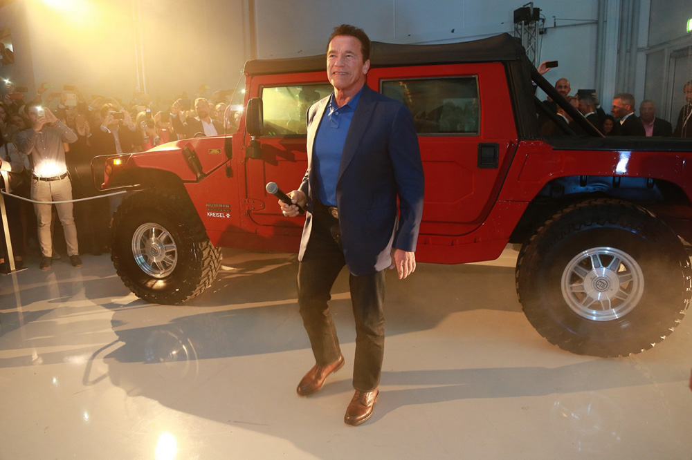 Schwarzenegger junto a un Hummer H1 Arnold Schwarzenegger con un Hummer H1