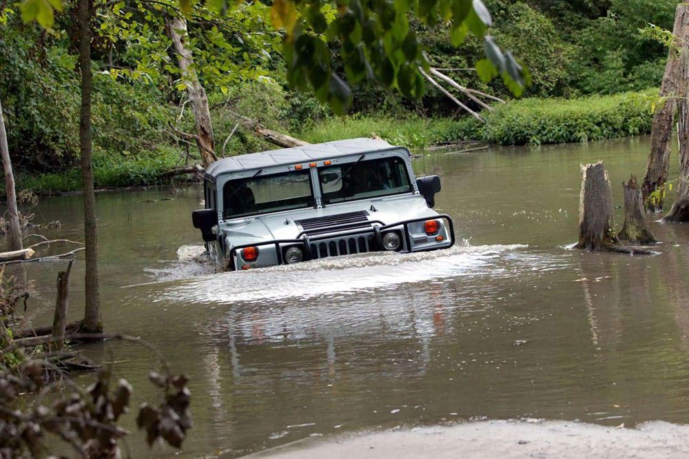 Hummer H1 cruzando río Hummer H1 vadeo