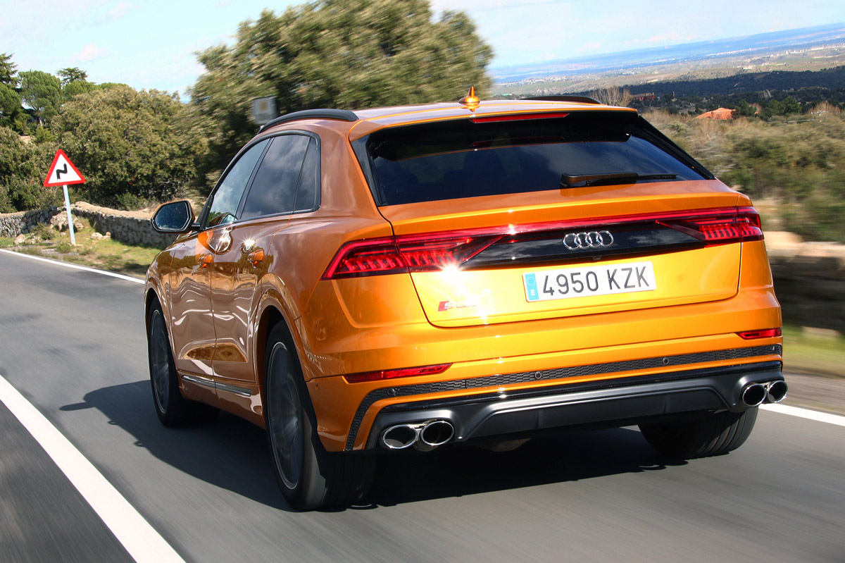 foto dinámica trasera de la prueba del Audi SQ8 TDI