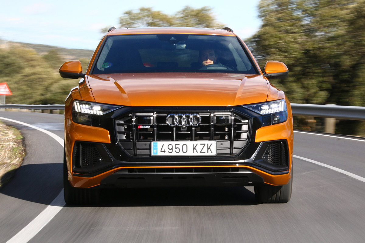 foto dinámica frontal de la prueba del Audi SQ8 TDI