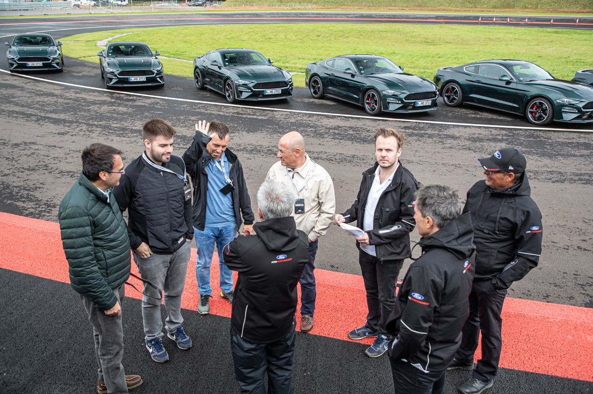 charla antes de comenzar la prueba del Ford Mustang Bullitt