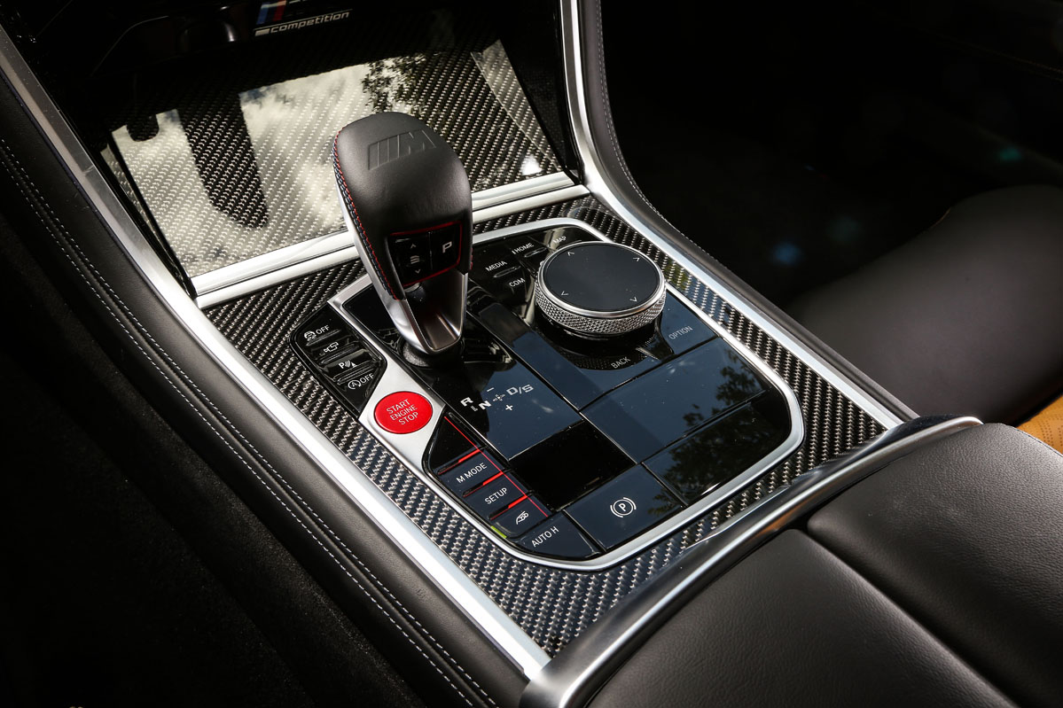 palanca de cambio y consola central del BMW M8 Competition