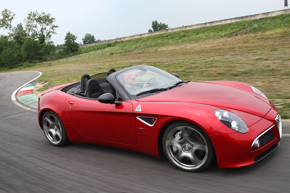 imagen dinámica durante la prueba del Alfa Romeo 8C Spider en la pista de Balocco