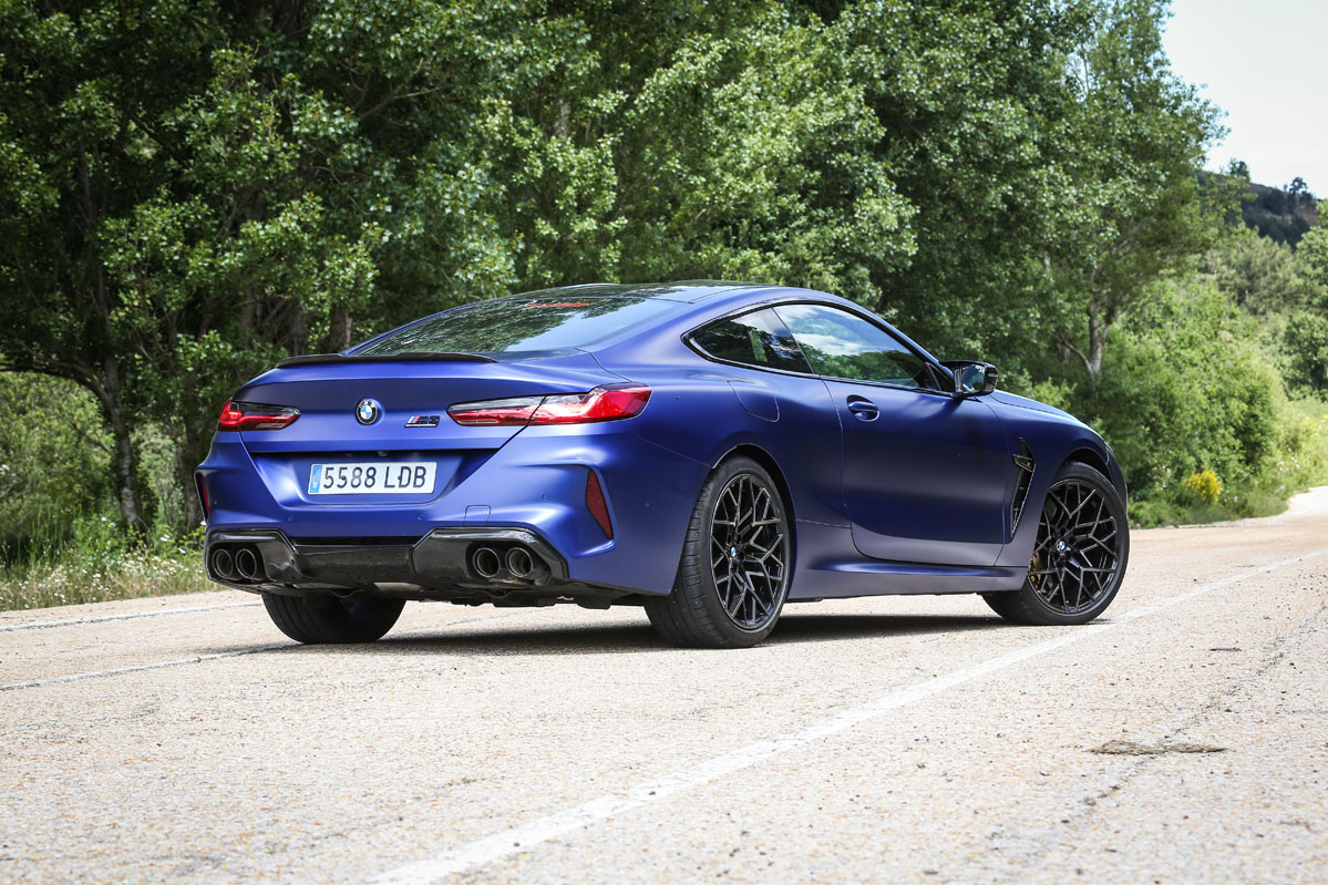 tres cuartos trasero del BMW M8 Competition