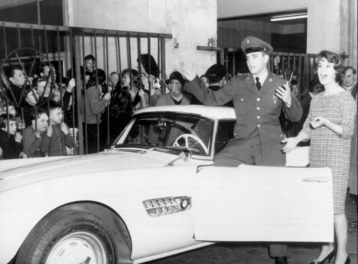 Elvis Presley con un BMW 507 blanco
