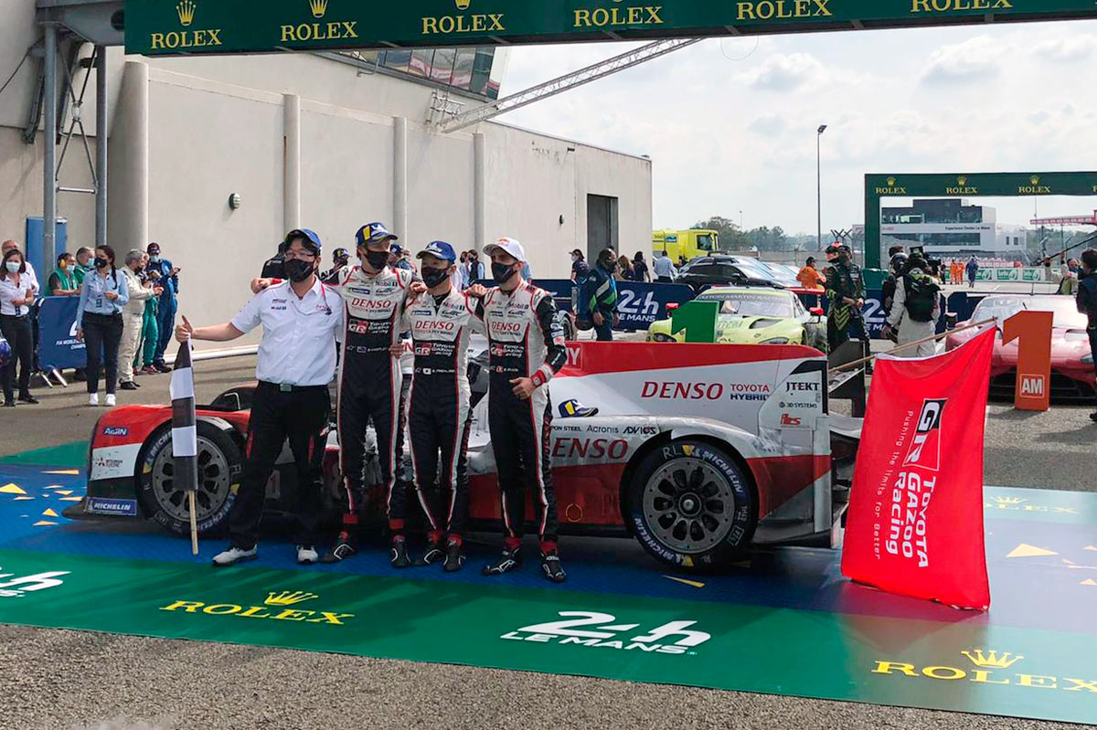 Sébastien Buemi, Brendon Hartley y Kazuki Nakajima posando con el Toyota TS050 Hybrid nº8 tras ganar las 24 Horas de Le Mans 2020