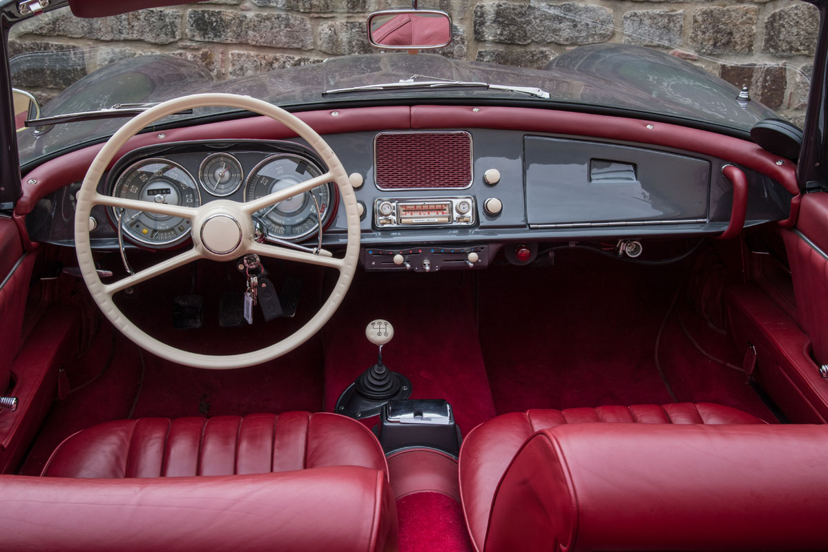 interior en cuero rojo y volante, botones y palanca en blanco del BMW 507