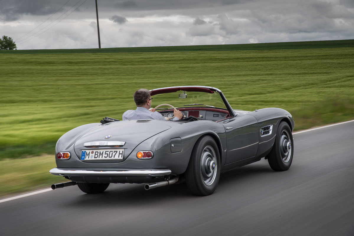 foto dinámica tres cuartos trasera de la prueba del BMW 507