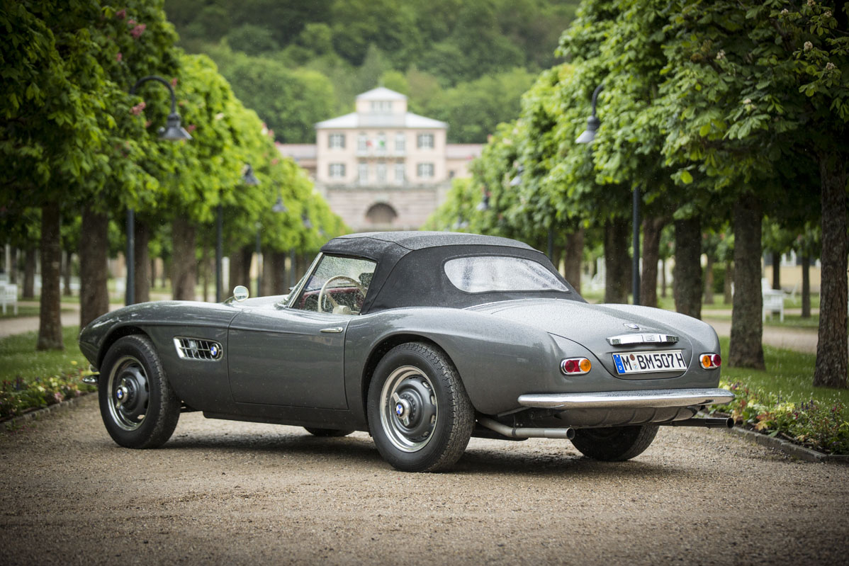 tres cuartos trasero del BMW 507