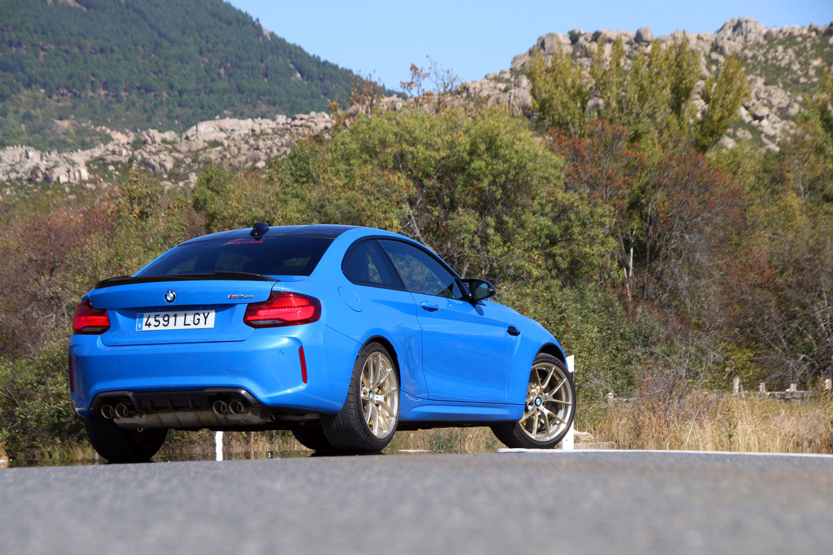 imagen tres cuartos trasero del BMW M2 CS