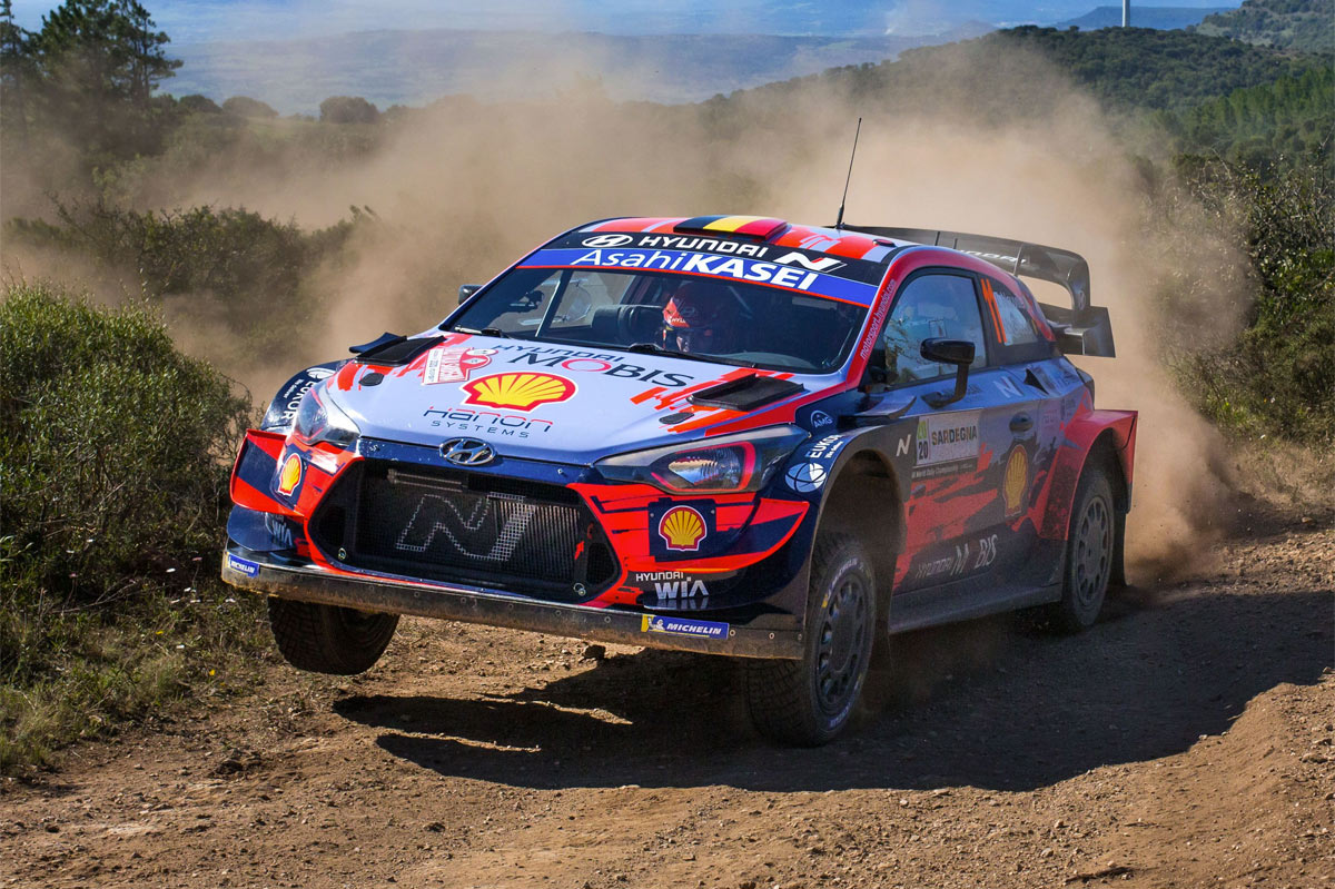 Neuville saltando en el Rallye de Cerdeña 2020