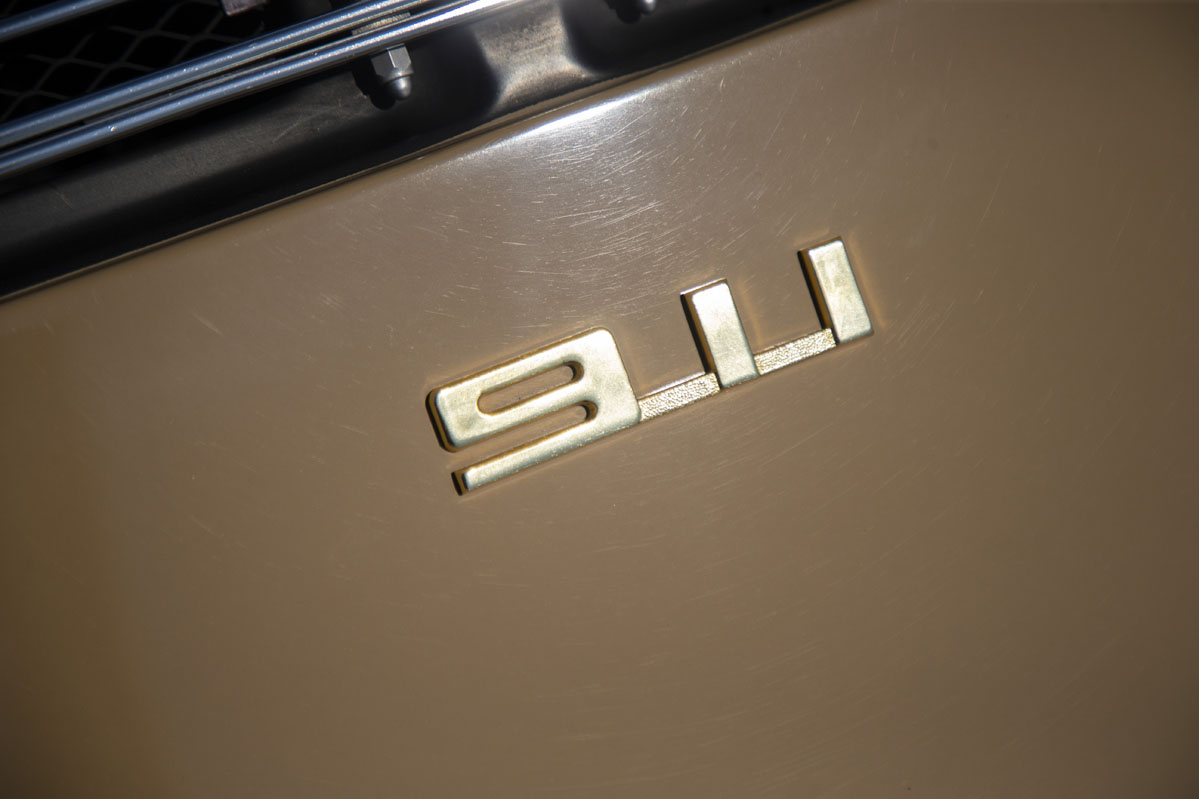logo dorado Porsche 911 2.0 F Series (1964)