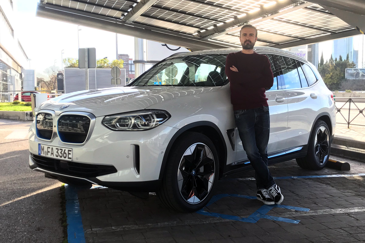 El redactor Hugo Valverde tras realizar la prueba del BMW iX3