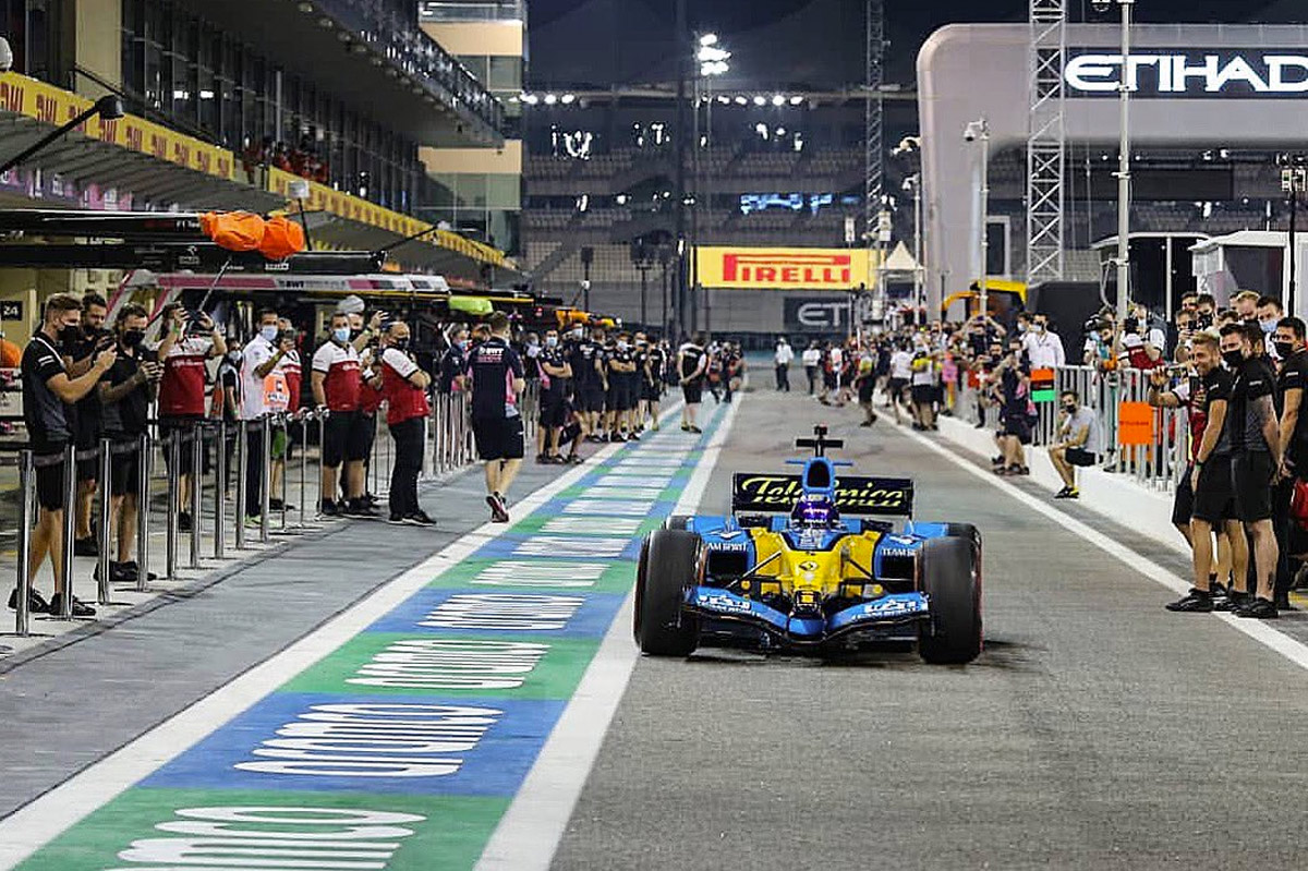 Fernando Alonso prueba el R25 con el que fue campeón Fernando Alonso prueba el R25 con el que fue campeón