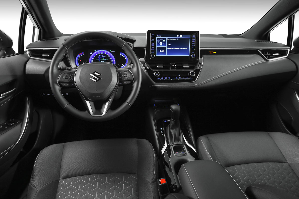 interior del Suzuki Swace
