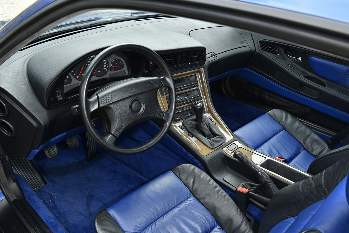 interior del BMW 850 CSi tapizado en cuero negro y azul 