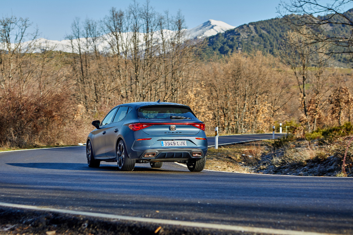 Prueba Cupra León e-Hybrid trasera movimiento