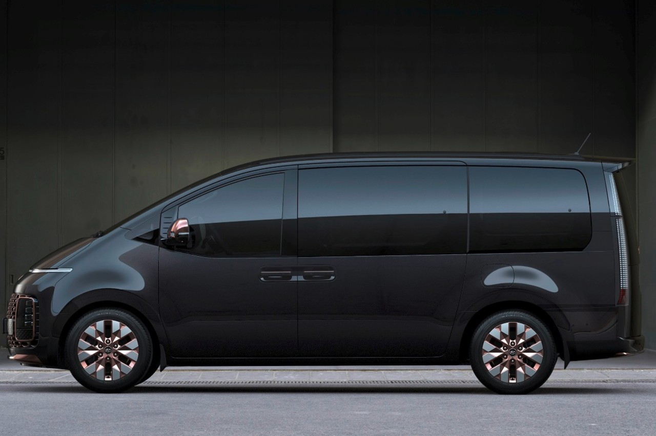 Hyundai Staria lateral